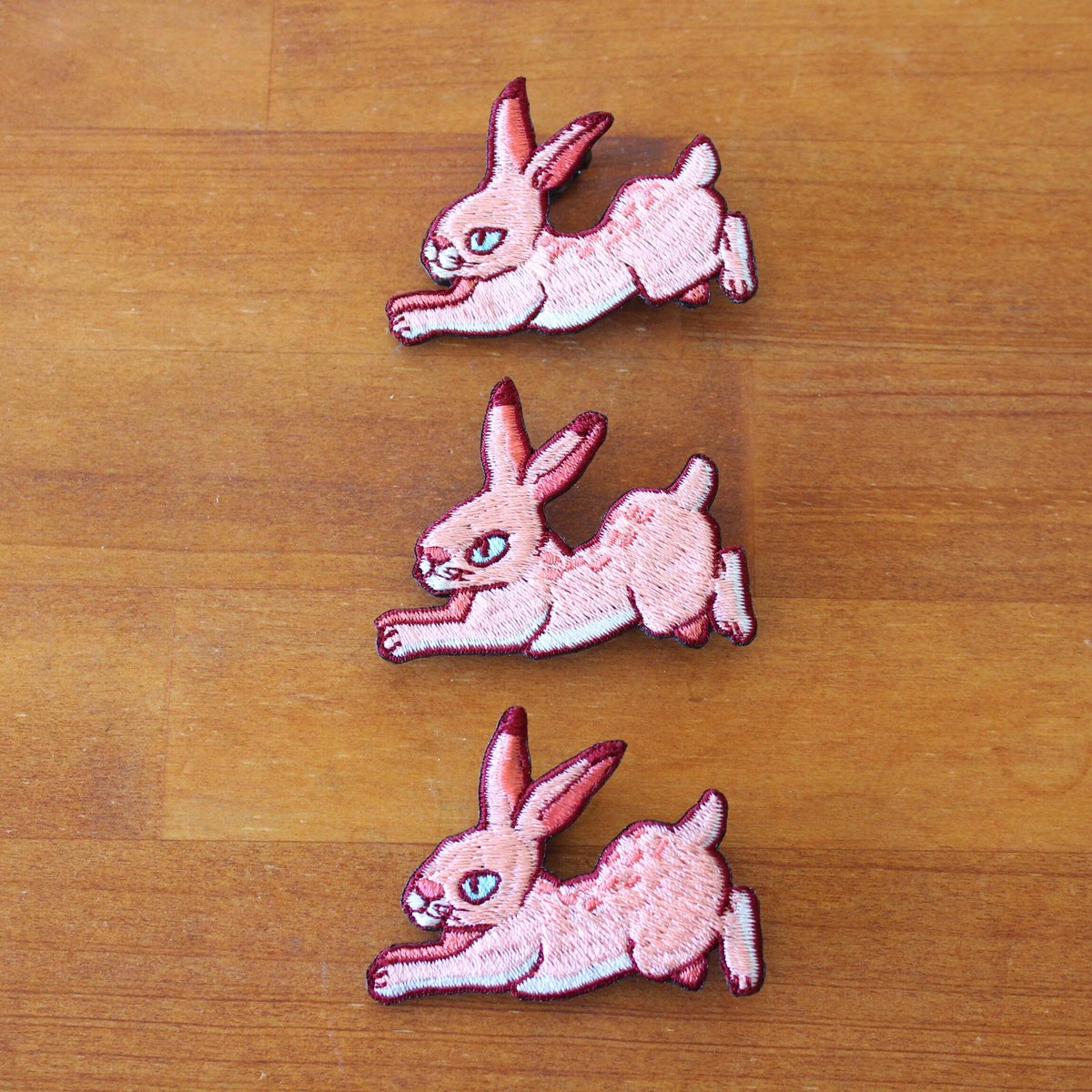 うさぎの刺繍ブローチ(赤・白) | ami embroidery