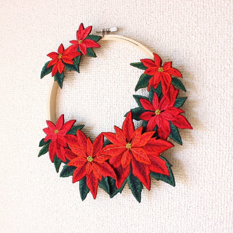 商品名【聖輝】あいみょん❤ポインセチアとローズのクリスマスリース 聖夜を飾るポインセチアの刺繍リース | ami embroidery