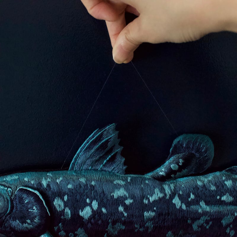 シーラカンスの刺繍アートピース | ami embroidery