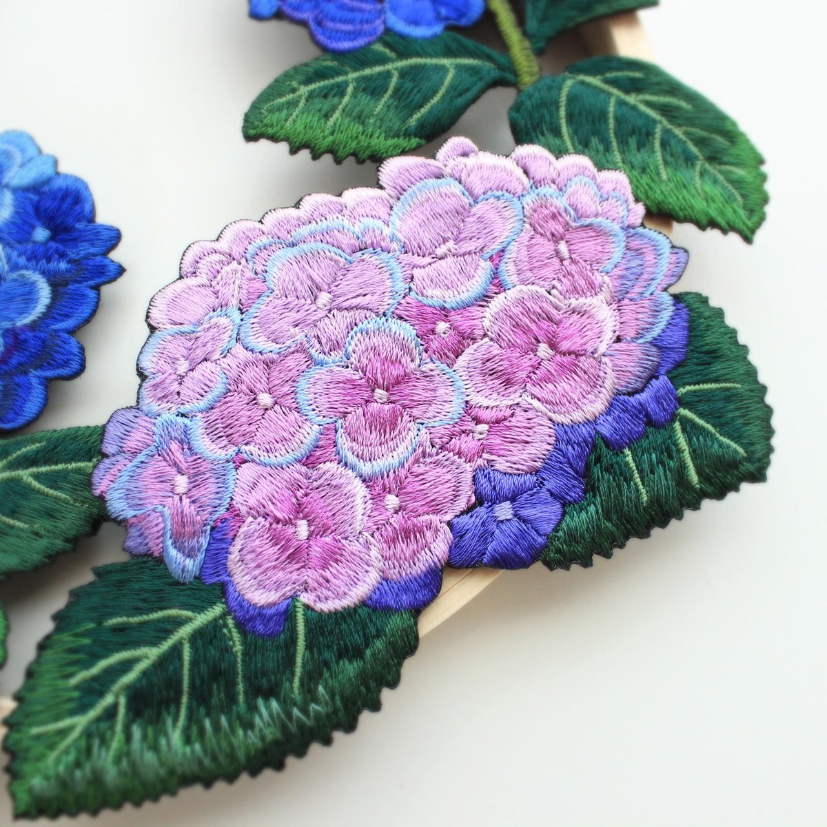 ＊こりどらす＊布リース　刺繍リボン　紫陽花リース こりどらす＊布リース 刺繍リボン 紫陽花リース