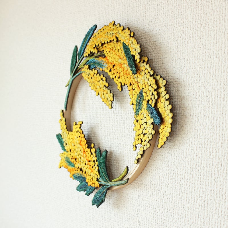 ナチュラルなミモザの刺繍リース | ami embroidery