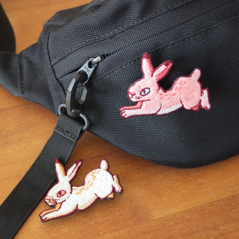うさぎの刺繍ブローチ(赤・白) | ami embroidery