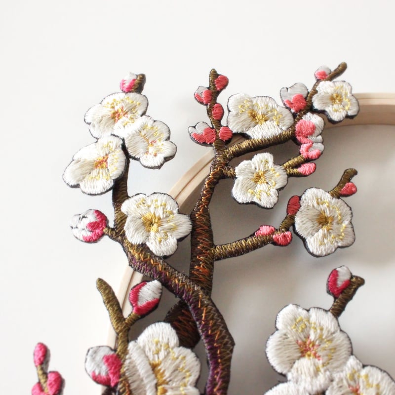 上品な寒梅の刺繍リース | ami embroidery