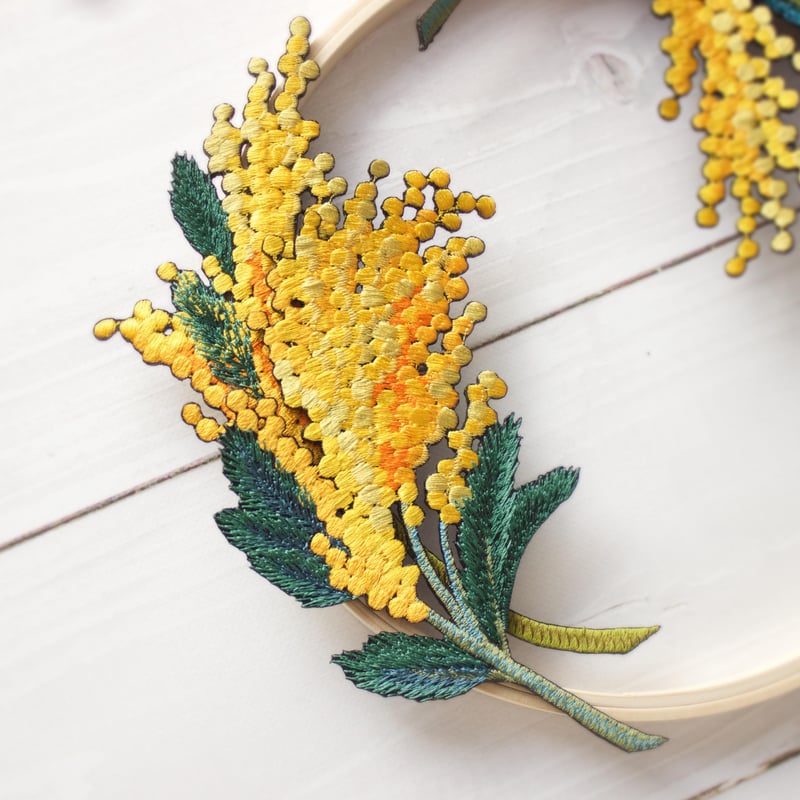 ナチュラルなミモザの刺繍リース | ami embroidery