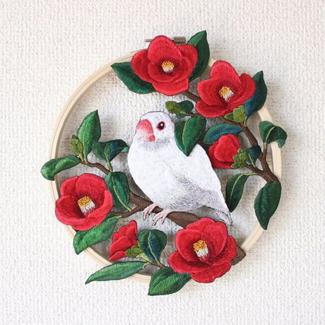 椿と白文鳥の刺繍リース