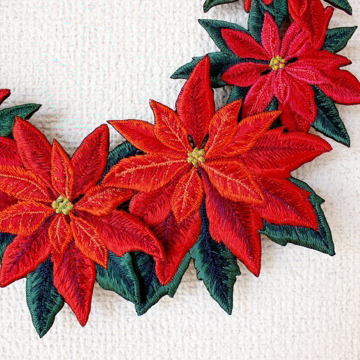 聖夜を飾るポインセチアの刺繍リース | ami embroidery