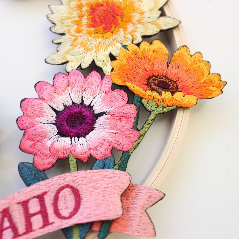 七五三の刺繍リース〈菊とディモルフォセカ〉 | ami embroidery