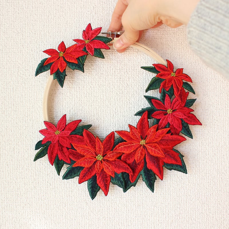 聖夜を飾るポインセチアの刺繍リース | ami embroidery