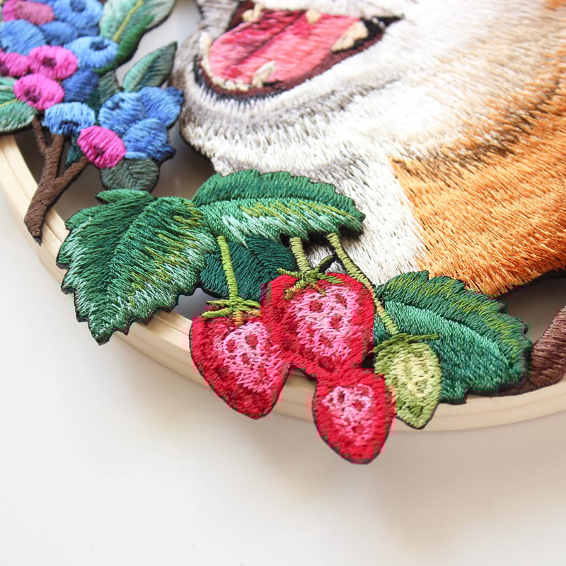 柴犬とフルーツの刺繍リース | ami embroidery