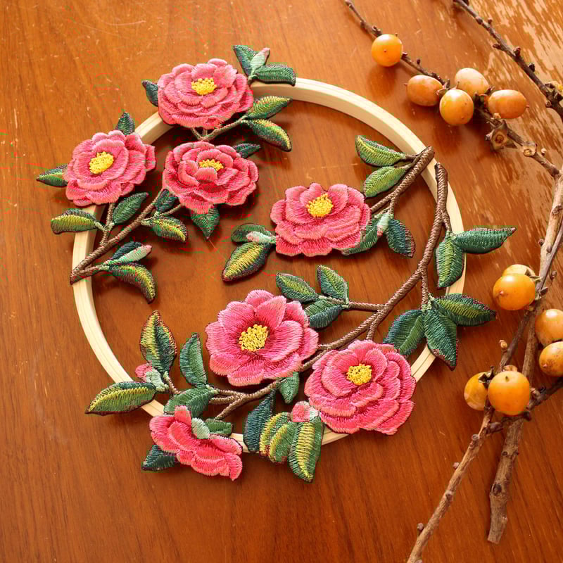 秋深まる山茶花の刺繍リース | ami embroidery
