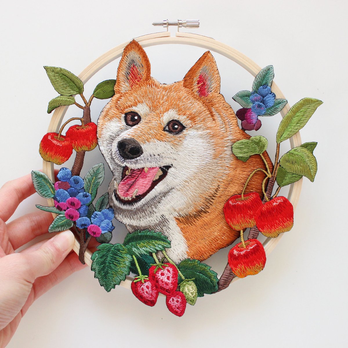 柴犬とフルーツの刺繍リース | ami embroidery
