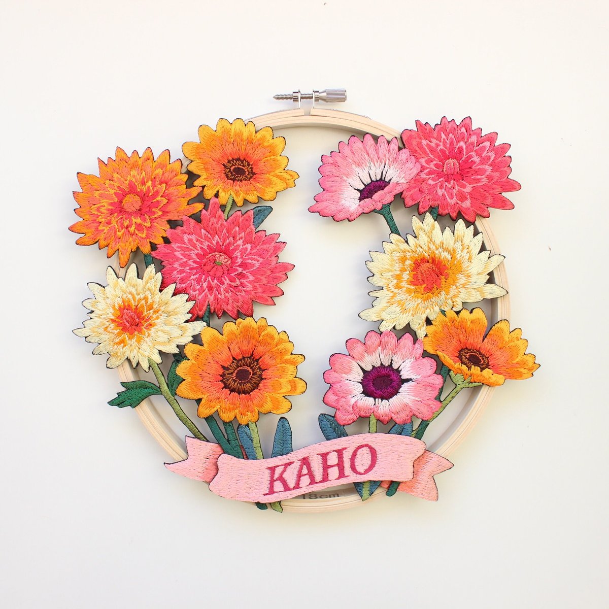 七五三の刺繍リース〈菊とディモルフォセカ〉 | ami embroidery