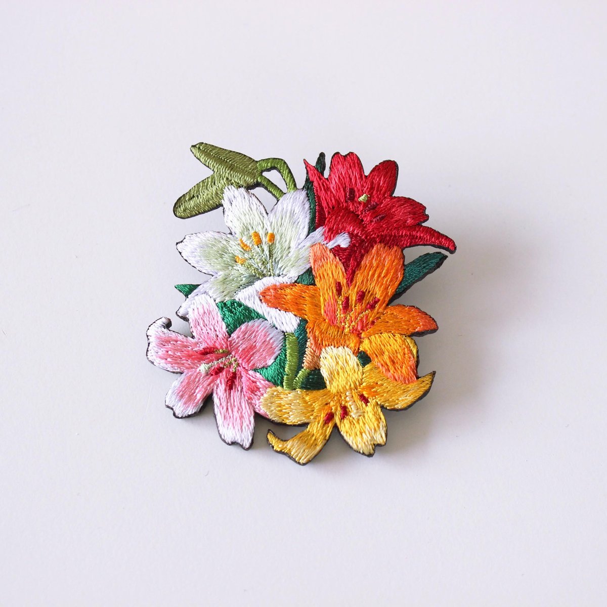 百合の花束刺繍ブローチ | ami embroidery