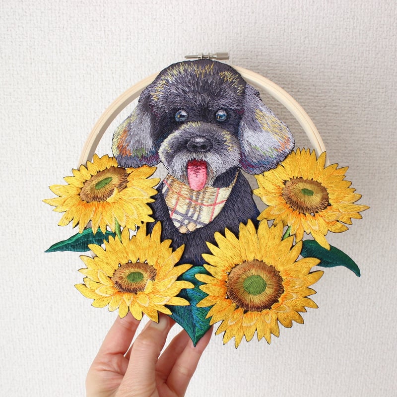向日葵とわんちゃんの刺繍リース | ami embroidery