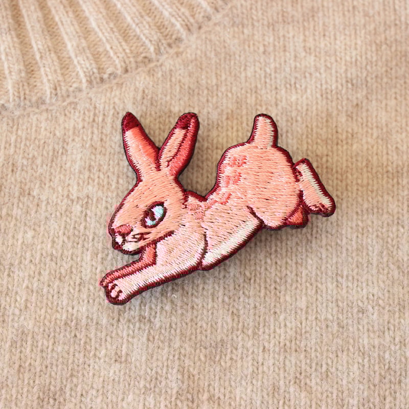 ファミリア 赤いウサギ刺繍ジェルケース カードケース〈秋のファミリアショー 2025〉 | ファミリア公式サイト