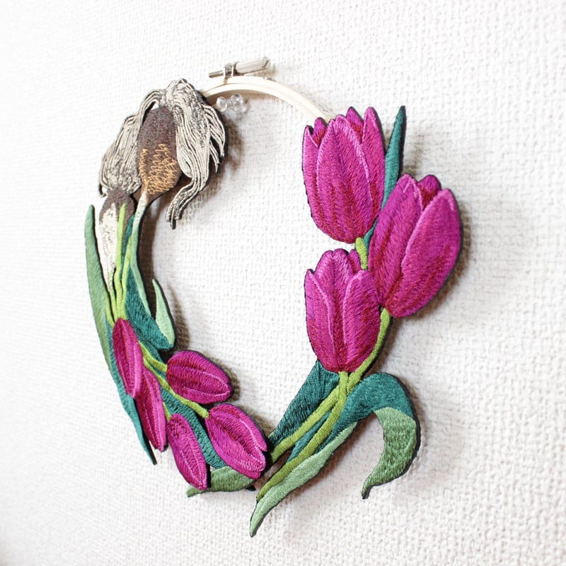 春めくチューリップの刺繍リース | ami embroidery
