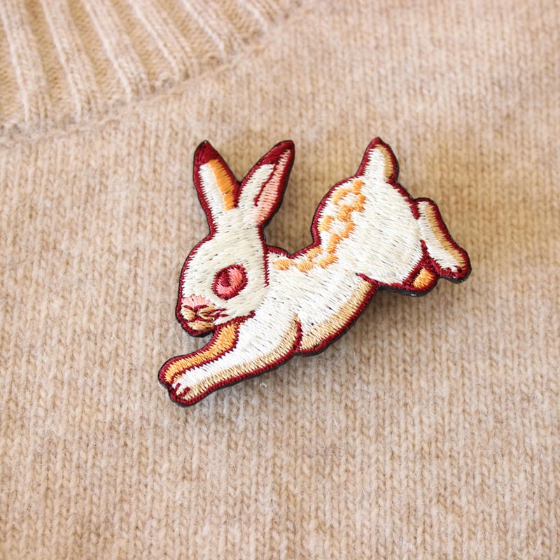うさぎの刺繍ブローチ(赤・白) | ami embroidery