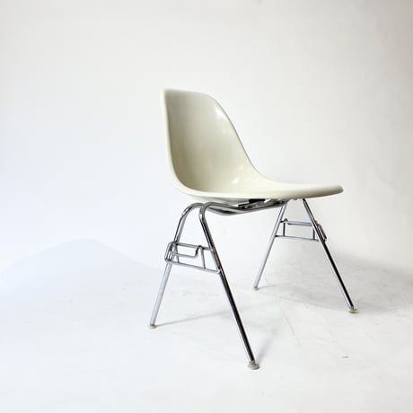 USED 90'S "HERMAN MILLER / EAMES" STACKING SHELL CHAIR