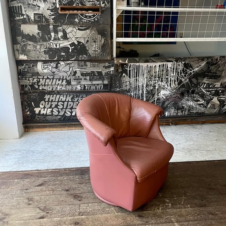 JAPAN USED "KARIMOKU" LEATHER ROUND ARM CHAIR