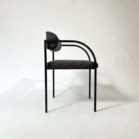 USED IRON LEG GEOMETRIC PATTERN FABRIC ARM CHAIR