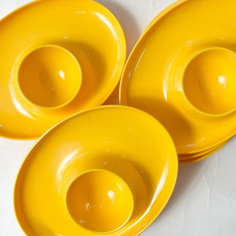 VINTAGE 60-70'S PLASTIC EGG CUPS