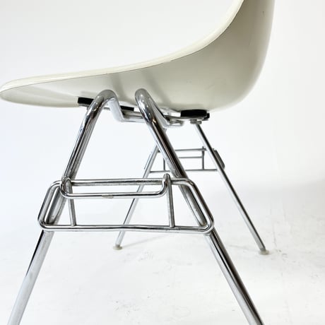 USED 90'S "HERMAN MILLER / EAMES" STACKING SHELL CHAIR