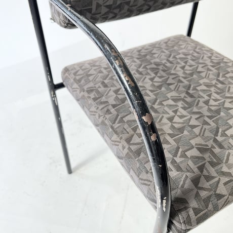 USED IRON LEG GEOMETRIC PATTERN FABRIC ARM CHAIR