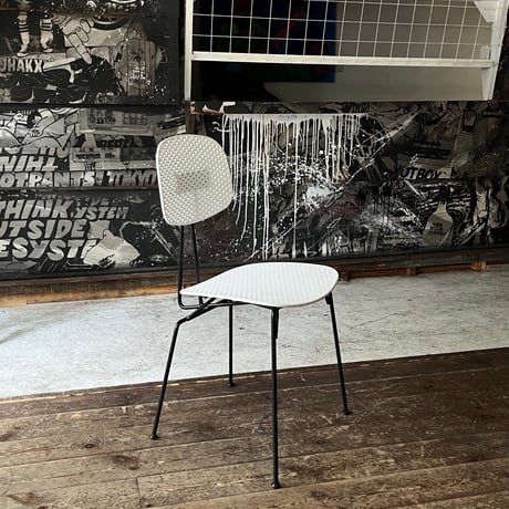USED STEEL LEG PLASTIC CHAIR
