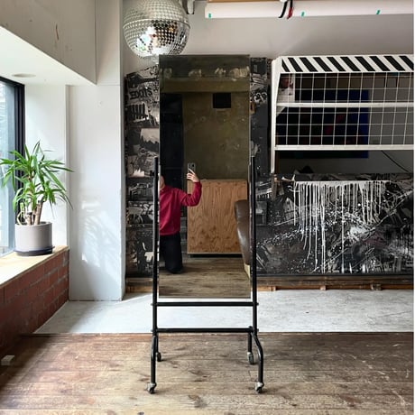 USED IRON LEG CARRY STAND MIRRIR