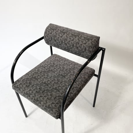 USED IRON LEG GEOMETRIC PATTERN FABRIC ARM CHAIR