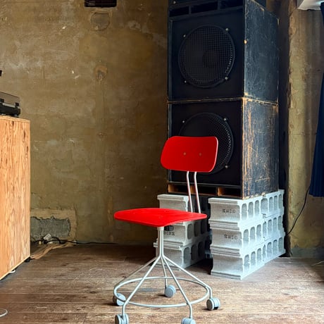 USED POSTMODERN STEEL LEG CARRY CHAIR