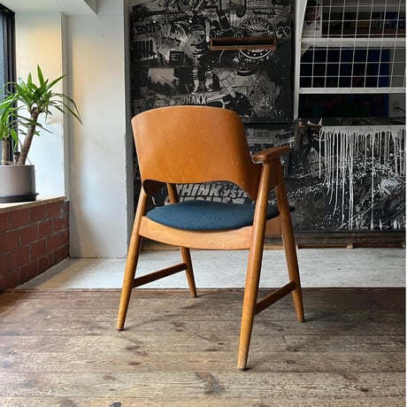 VINTAGE WOODEN ARM CHAIR
