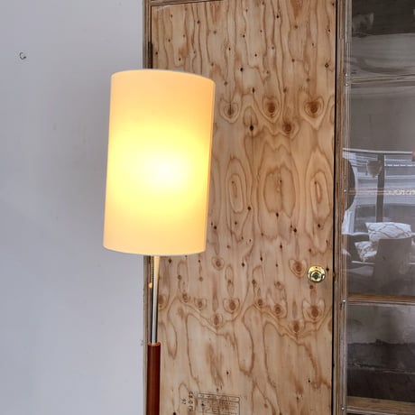 WOODEN POLE FLOOR LAMP