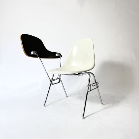 USED 90'S "HARMAN MILLER / EAMES" STACKING SIDE SHELL DESK CHAIR