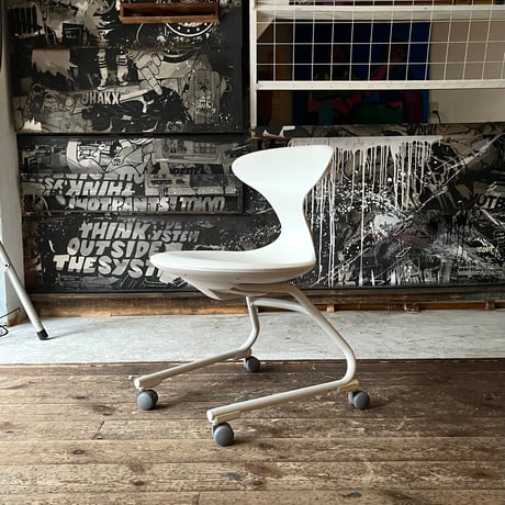 JAPAN USED “KOKUYO” STEEL LEG PLASTIC CARRY CHAIRS