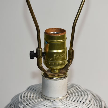USA VINTAGE WHITE RATTAN WICKER TABLE LAMP