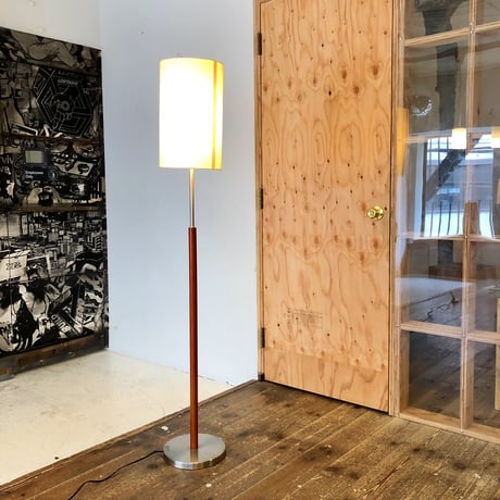 WOODEN POLE FLOOR LAMP