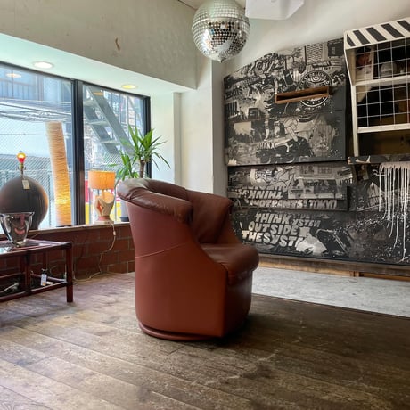 JAPAN USED "KARIMOKU" LEATHER ROUND ARM CHAIR