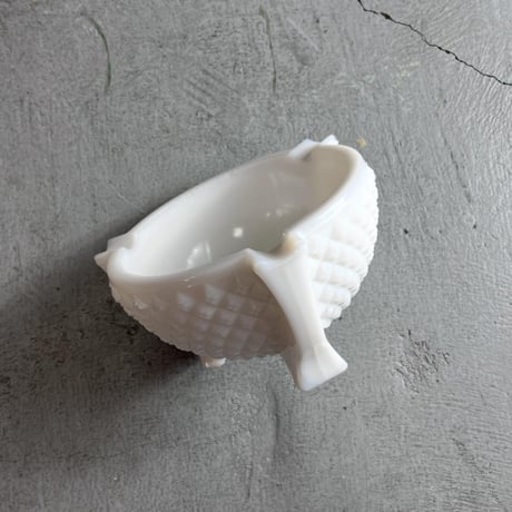 VINTAGE MID CENTURY MILK GLASS ASHTRAY