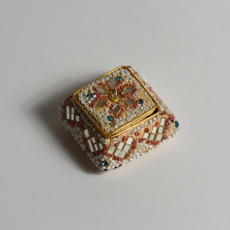 USED BEADS POTTERY CASE
