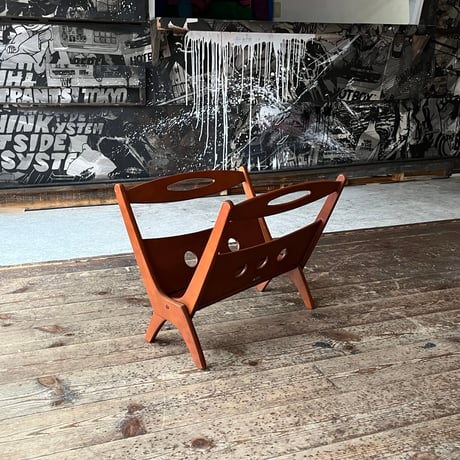 JAPAN VINTAGE “KARIMOKU” WOODEN FOLDING MAGAZINE RACK