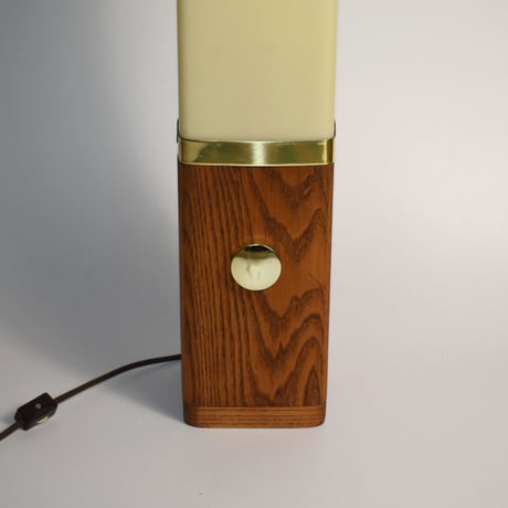 USA VINTAGE MID-CENTURY WOODEN STAND & PLASTICS SHADE TABLE LAMP