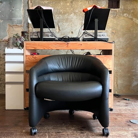 USED "JACK CARTWRIGHT" CARRY LEATHER LOUNGE CHAIR