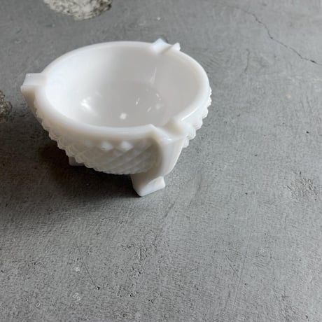VINTAGE MID CENTURY MILK GLASS ASHTRAY