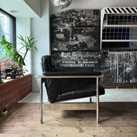 USED LEATHER SEAT IRON FRAME ARM CHAIR