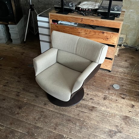JAPAN USED “FUJI FURNITURE / TAPIO” WALNUT FRAME LOUNGE ARM CHAIR