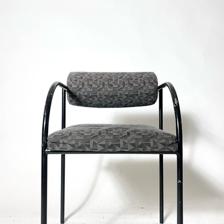 USED IRON LEG GEOMETRIC PATTERN FABRIC ARM CHAIR