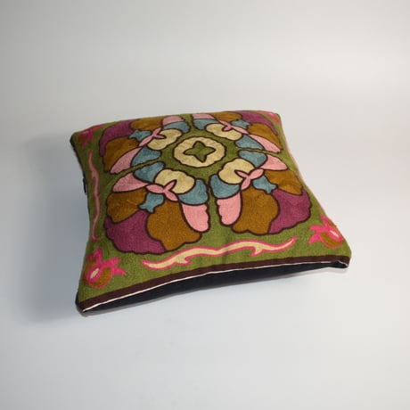 USED KNITTED CUSHION