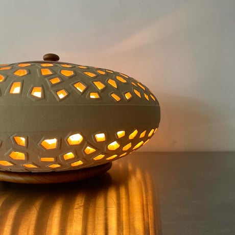 USED CERAMIC AND WOODEN TABLE LAMP