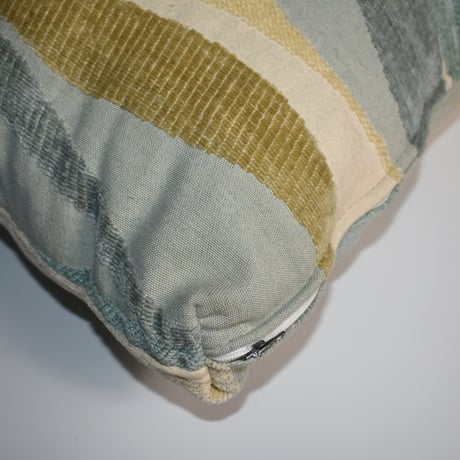USED WAVED PATTERN SQUARE CUSHION